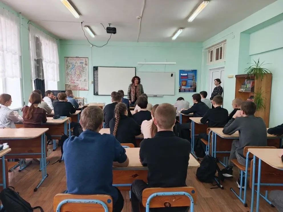 Соловьева Алла Николаевна провела профориентационную беседу с учениками выпускных классов МБОУ «Петровская СШ»