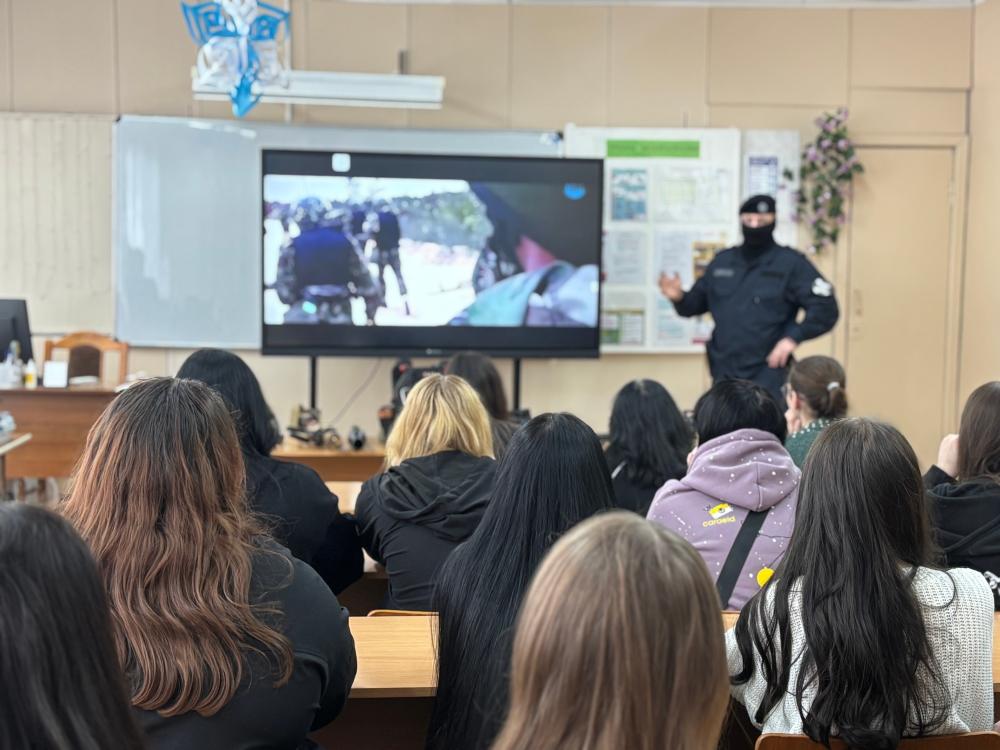 Сотрудники ОМОН провели увлекательную интерактивную лекцию